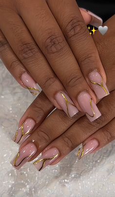 White And Gold Abstract Nails, White And Gold Flakes Nails, Gel Tips Nails Ideas Short Almond, White French Tip Nails With Gold Design, New Orleans Nail Ideas, Arabic Nails Design, Gold Nail Designs Acrylic, French Nails With Gold Line, Gold Outline Nails