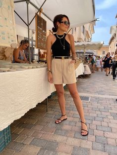 Outfits sofisticados que puedes armar con un short beige | Es la Moda How To Style Celine Belt, Women Summer Holiday Outfits, Tailored Shorts Outfit Women Casual, Khaki Trouser Shorts Outfit, Beige Trouser Shorts Outfit, Cream Tailored Shorts Outfit, Tan Celine Belt Outfit, Neutral Shorts Outfit, Linen Trouser Shorts Outfit