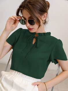 Verde Escuro elegante Collar Manga Curta Tecido Simples Top Embellished Elasticidade Baixa Verão Tops, blusas & camisetas para Mulheres Leather Blouse, Drop Shoulder Shirt, Women Tie, Tie Neck Blouse, Plain Tops, Puff Sleeve Blouse, Tie Blouse, Green Blouse, Crop Blouse