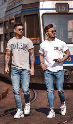 Summer Outfits Men Streetwear, Modeling Poses, Men Fashion Casual Shirts, Men With Street Style, Hipster Mens Fashion, Jeans Ripped