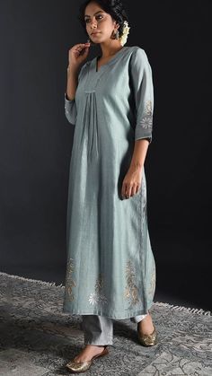 Linen Kurti, Turkey Women, Silk Kurti Designs, Indian Kurti Designs, Kurti Embroidery, Kurta Patterns, Designer Kurti Patterns, Simple Kurti Designs