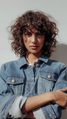 90s Curly Haircut, Shag Haircuts For Curly Hair, Curly Shag Haircut, Medium Length Wavy Hair, Look Jean, Shag Haircuts, Curly Hair Photos, Curly Bangs, Short Curly Haircuts