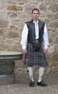 Outlander Germany - Schottische Hochzeit Kilts Men, Kilt Men Fashion, Scotland Men, Gabaldon Outlander, Great Kilt, Scottish Dress, Scottish Man, Diana Gabaldon Outlander, Kilt Outfits