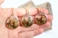 Woodland Gold Necklace Circle With Real Red Flowers Moss and - Etsy Woodland Autumn, Enchanted Woodland, Gold Necklace Pendant, Winter Accessories Fashion, Autumn Jewelry, Lace Bracelet, Real Flower Jewelry, Sterling Silver Initial, Recycled Jewelry