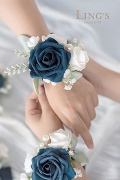 Wedding Coursage, Prom Things, Shoulder Corsage, Prom Flowers Corsage, Blue Corsage, Wrist Corsage Wedding, Wrist Corsage Prom, Prom Corsage And Boutonniere, Diy Corsage