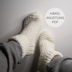 a person wearing white knitted mittens with text overlay that reads, hakel anleiung pde