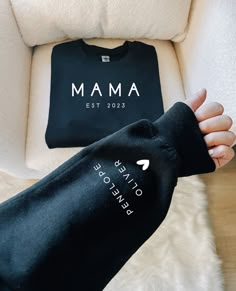 Custom Mama Sweatshirt With Date and Children Name on Sleeve - Etsy Minimalist Mama, Idee Cricut, Cute Shirt Designs, Mama Sweatshirt, Mom Sweatshirt, Diy Shirt, Kid Names, Lany, Cute Shirts