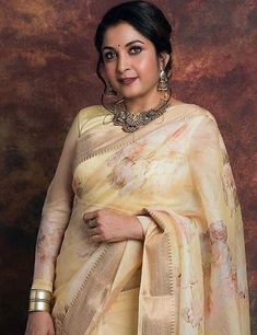 11 Party Makeup Looks For Mother of The Bride/ Groom Mother Of Bride Makeup, Mothers Makeup, Saree Colors, Plain Suits, Grooms Mom, Black Blouses, Ramya Krishnan, Classic Saree, Dewy Makeup Look