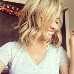 how to get beachy waves for short hair with a straightener Bob Lung, Hair Color Change, Beach Waves For Short Hair, How To Curl Short Hair, Chin Length Hair, Hair Cut Ideas, Hair Straighteners, Cute Hairstyles For Short Hair