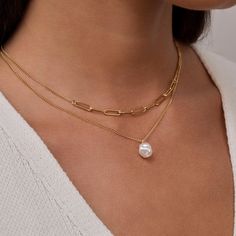 Collier à pendentif double chaîne en plaqué or 18 carats - Chaîne avec trombone et design minimaliste Rehaussez votre look avec ce magnifique collier double chaîne en plaqué or 18 carats, conçu pour celles qui apprécient à la fois le minimalisme moderne et l'élégance intemporelle. Doté d'un pendentif classique en perles baroques et d'une chaîne trombone tendance, ce collier offre l'équilibre parfait entre élégance et mode contemporaine. Fabriquée en acier inoxydable de haute qualité avec un placage en or durable 18 carats, cette pièce est parfaite pour être superposée ou porter seule. Caractéristiques principales : * 15 pouces + rallonge de 2 pouces * Finition plaquée or 18 carats : fabriqué en acier inoxydable et plaqué d'or 18 carats, ce collier est conçu pour être durable et résistant a Chic Gold-plated Double Chain Necklace, Chic Gold-tone Layered Double Chain Necklace, Gold-tone Adjustable Chain Pearl Necklace, Gold-tone Pearl Necklace With Adjustable Chain, Chain Pearl Necklace, Elegant Gold-tone Pearl Necklace With Adjustable Chain, Glamour Jewelry, Double Chain Necklace, Layered Chains