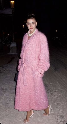 Pink Old Money Outfit, Pink Old Money, Audrey Hepburn Aesthetic, Pink Holiday Dress, Snow Coats, New Years Look, Sleek Dress, Blogger Street Style, Corporate Fashion