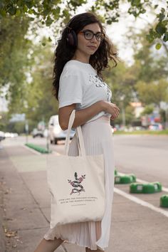 This tote is a must-have accessory for any Shakespeare enthusiast. Whether you're carrying your favorite books to the library or heading out for a day of shopping, this tote bag is sure to turn heads and start conversations. ✧ For more bookish totes, click here: https://www.etsy.com/shop/TheBookishCollective?section_id=36348664 ✧ Shop the entire store here:  https://www.etsy.com/shop/TheBookishCollective ✧ 100% cotton canvas ✧ Heavy fabric (12 oz/yd² (406.9 g/m ✧ Sewn-in label ✧ Reinforced stitc Sac Tote Bag, Teacher Tote, Trendy Tote Bags, Personalized Tote Bags, Bags Aesthetic, Cute Tote Bags, Market Tote, Eco Bag, Reusable Bags