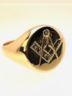 Ring This is a classic signet ring with a round head. The head is engraved with the masonic symbol of compass and square. DATE/MARK: There is an '18ct' stamp for 18 carat gold DIMENSIONS: The head measures 16.1mm x 15.5mm approx. WEIGHT: The weight of the ring is 13.7 grams approx. E16559 Free Masons, Masonic Symbol, Oval Signet Ring, Masonic Symbols, Men's Jewelry Rings, Signet Ring, Jewellery And Watches, Compass, Mens Jewelry