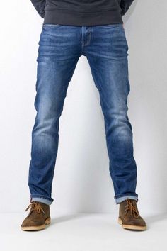 Les amoureux du look classique à tendance vintage sauront apprécier le Russel 5850 Vintage Blue L32 à sa juste valeur. Il est signé Petrol Industries. Il sandrsquo;agit dandrsquo;un pantalon jean pour homme, construit dans un coton denim de qualité et proposant une coupe masculine qui booste la confiance. Le tombé est irréprochable mettra votre morphologie en valeur. Son coloris bleu est agrémenté dandrsquo;un délavage tendance accentué aux genoux et sous les fesses. Le dessus des poches est éga Twill Jacket, Western Outfits, Stretch Jeans, Straight Jeans, Mens Clothing Styles, Fit Jeans, Boy's Clothing, Jeans Fit, Stretch Denim