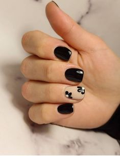 Black and nude Neutral Nails With Black Heart, Black And Tan Nail Ideas, Simple Design Nail Art, Black Nude Nail Designs, Grey And Black Nails Designs, Classic Nails Elegant Short, Nude And Black Nail Designs, Black Gel X Nails, Cool Black Nail Designs