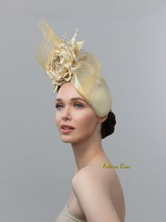 From my 2024 Collection. This beautiful Gold/champagne fascinator is made on pillbox base covered with a shimmery fabric, embellished with a Custom-made Silk rose with leaves. Crystal stems and Crinoline. Elastic string attached to the pillbox. Hat box included. All my hats are hand made to order, please allow 1-2 weeks, If this is a rush order, please contact me before ordering. All sales are final. Royal Ascot Evening Fascinator With Structured Crown, Luxury Gold Hat For Kentucky Derby, Evening Headpiece With Pinched Crown For Kentucky Derby, Evening Pinched Crown Headpiece For Kentucky Derby, Elegant Kentucky Derby Evening Headpieces, Elegant Evening Headpiece For Kentucky Derby, Elegant Evening Headpiece With Structured Crown, Elegant Headpiece With Structured Crown For Events, Royal Ascot Headband Fascinator For Event