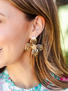 Blossom into spring with our timeless Alani Earrings. Featuring an organic shaped flower stud, these earrings introduce a delicate touch of floral sophistication to your everyday outfit. Organic shaped flower stud earrings 2.25" Brass plated Hypoallergenic Surgical steel posts Nickel and lead-free Trendy Gold Earrings For Spring, Spring Earrings, Flower Stud Earrings, Flower Stud, Flower Earrings Studs, Flower Studs, Everyday Outfit, Everyday Outfits, Gold Earrings