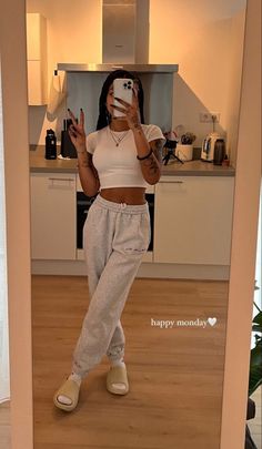 black girl | fashion tips | outfit of the day | winter outfit White Crop Top Outfit, Clean Outfits, Outfit Jogging, Slides Outfits