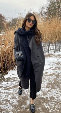 Prada Coat Women, Light Grey Wool Coat Outfit, Extreme Winter Outfits, Long Wool Coat Outfit, Winter Minimalist Outfit, Gray Coat, Smart Dressing, End Of Winter