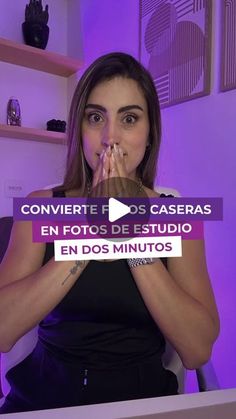 a woman sitting at a desk with her hands in her mouth and the words convert fos gaseras en photos de estudio en dos minutes