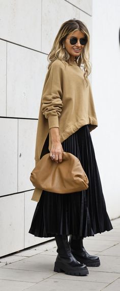 Full Skirt Outfit, Outfit Informal, Style Scrapbook, Cool Silhouettes, Casual Work Wear, All Black Fashion, Maxi Skirt Outfits, Oscar Dresses, Tiered Maxi Skirt