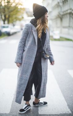 Checked Coat Outfit, Checked Outfit, Vans Hat, Coat Outfit Casual, Checked Coat, Hat Outfit, Fashion Landscape, Coat Outfit, Outfit Trends