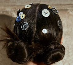 Funky Hair Accessories, Button Headband, Hair Clips Diy, Funky Hairstyles, Wardrobe Outfits, Pretty Jewellery, Vintage Boho, Hair Inspo, Jewelry Inspiration