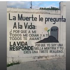 a sign on the side of a building that says la muerte le pregunta