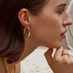 The hoop earrings are as useful as a basic white T-shirt or your favourite pair of jeans. Timeless and versatile, these geometric earrings can be both minimalist and maximalist, and appropriate for both off-duty and formal looks. And the hollow tube lightweight earrings are comfortable to wear the whole day. 18k Chunky Gold Hoop Earrings, Statement Teardrop Oval Huggie Earrings, Fashion Lightweight Minimalist Jewelry 30mm Material: 18k gold-plated earrings Earring size: 26x26mm QTY:1 pair Package:cloth bag The oval hoop earrings are minimal and classic and will go with just about everything in your closet. The earrings for women trendy will suit you on so many occasions: party, prom, work. It will also be a good idea to make gold jewelry a special gift for her, whether on Thanksgiving, Chr Trendy Oval Hoop Earrings, Trendy Oval Earrings For Everyday, Trendy Oval Everyday Earrings, Casual Everyday Hoop Jewelry, Everyday Teardrop Casual Jewelry, Casual Teardrop Everyday Jewelry, Hollow Earrings, Chunky Gold Hoop Earrings, Special Gifts For Her