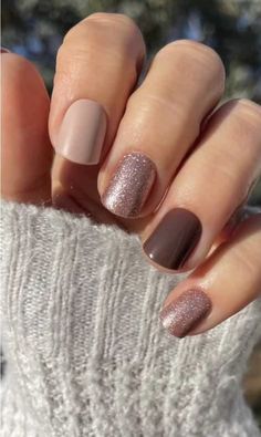 December Acrylic Nails Short, Different Colour Nails On Each Finger, Nailpolish Inspo Short Nails, November Gel Nails Short, Nails In November, Bridesmaid Manicure Ideas, Neutral Nails For Fair Skin, Simple Fall Color Nails, Neutral November Nails