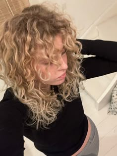 Blond Curly Hair Short, Short Curly Blonde Hair Aesthetic, Short Blonde Wavy Hair Natural, Blond Highlights Wavy Hair, Medium Blonde Curly Hair, Blond Curly Hair With Bangs, Curly Blonde Hair Bangs, Wavy Curly Blonde Hair, Curly Blonde Hair With Highlights