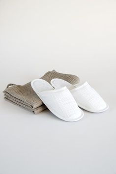 Waffle linen indoor slippers an excellent gift for your loved ones or yourself.  Washed and softened waffle linen allows these slippers to absorb large amounts of moisture. Enjoy linen slippers in your bathroom or sauna. Slipper soles are made out of heavy 100% linen fabric. We are using different linen for the soles to make increase longevity and reduce slipping. Seams are finished with cotton bias tape.  FEATURES:• Lightweight• 100% waffle linen• Soles made from heavy linen fabricSizes availab Hotel Slippers Luxury, Comfortable White Slippers For Home, White Comfortable Home Slippers, Bath Slippers, Guest Slippers, Graphic Motion, Hotel Slippers, Green Bedding Set, Pic Pic