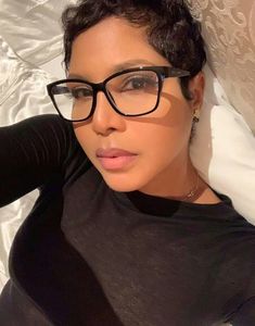 Toni Braxton Short Hair, Short Hair 90s, Braxton Sisters, 90s Pixie, Hair 90s, Retro Eyeglasses, Toni Braxton