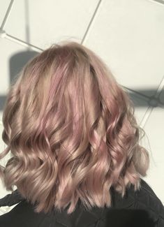 Blonde Hair With Soft Pink Highlights, Light Brown Hair With Blonde And Pink Highlights, Baby Pink Hair Highlights, Dirty Blonde With Pink Highlights, Light Brown Hair Pink Highlights, Baby Pink Highlights In Brown Hair, Light Pink Short Hair, Short Light Pink Hair, Pink Highlights In Dirty Blonde Hair