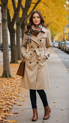 Classic and chic, a trench coat paired with a plaid scarf is a fall must-have. Ideal for a stylish stroll through the city.       #FallFashion #TrenchCoat #PlaidScarf #ChicStyle #CityStyle #falloutfitsforwomen #falloutfitswomen #falloutfitideas #fallfashiontrends #fashionista #styleInspo #ootd #streetStyle #fashionTrends #fashionBloggers #fashionLovers #fashiondesigner #fashionkids #fashionweek Mode Mantel, Trench Coat Outfit, Chique Outfits, Winter Mode, Elegante Casual, Trendy Fall Outfits, Outfit Inspiration Fall, Thanksgiving Outfit