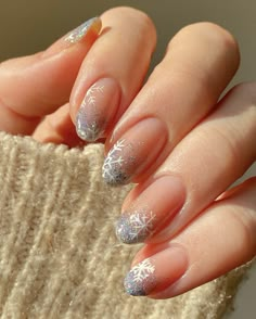 Xmas Nails Silver, Nail Inspo Xmas, Delicate Christmas Nails, Almond Gel Nails Winter, Nails Acrylic Winter Classy, Christmas Minimalist Nails, Minimalist Winter Nails, Red Holiday Nail Designs, Winter Formal Nails