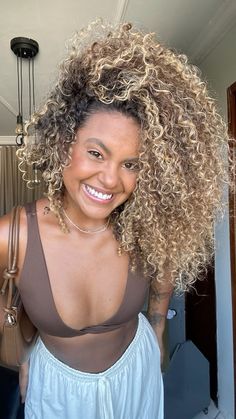 Coily Highlights, Blonde Hair Goals, Blonde Hair With Roots, Curly Color, Twa Hairstyles, Curly Hair Photos