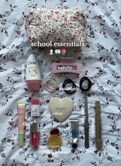 School Hygiene Bag Aesthetic, School Aesthetic Essentials, What’s In My Emergency Kit, School Beauty Bag Essentials, Aesthetic Backpack Organization, School Pouch Aesthetic, Necessities For School, Handbag School Aesthetic, School Beauty Bag