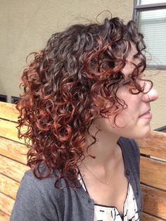 Brown Curly Hair Red Highlights, Red Highlights In Brown Hair Curly, Cute Hair Dye Ideas For Curly Hair, Dyed Curly Hair Ideas Colour, Red Hair Dark Roots, Spiral Perm Long Hair, Short Burgundy Hair, Red Hair Cuts, Shirt Curly Hair