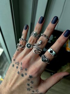 Rockstar Rings Aesthetic, Silver Rings On Hand Aesthetic, Hand With A Lot Of Rings, Hand Full Of Rings Aesthetic, Hand Covered In Rings, Silver Jewellery Y2k, Silver Jewelry Aesthetic Rings Grunge, Ring Arrangement On Hand Aesthetic, Chunky Silver Rings Aesthetic Grunge