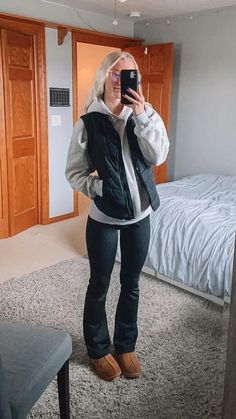 Puffer Vest With Hoodie Outfit, Vest With Hoodie Outfit, Puffer Vest Jacket Outfit, Puffer Vest Outfit Aesthetic, Puffer Vest Street Style, Vest Hoodie Outfit, Puffer Vest Outfit Black, Vest Jacket Outfit, Tasman Uggs