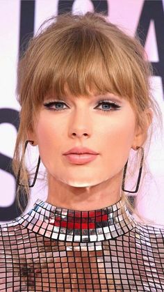 taylor swift's hair and makeup at the american music awards in november 2013, with bangs pulled back