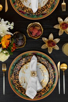 VERSACE HOME Jungle Animal Wild Plate Pattern Clash, Dining Room Table Settings, Dining Plates, Matching Furniture, Luxury Dinnerware