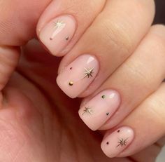 Bridal Nails Christmas, Diwali Nail Art Designs Simple, Nail Art Design Christmas, Celestial Nails Square, Christmas Nails Biab Short, Birthday Short Nail Set Ideas, Cool Girl Christmas Nails, Winter Nails Biab, Nail Inspo Short Christmas