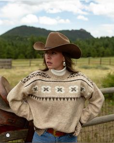 #cowgirlstyle #country #falloutfits #outfits Western Farm Outfits Women, Vintage Country Outfits Woman Clothing, Autumn Cowgirl Outfits, Best Western Outfits, Hay Ride Outfit Fall, Winter Outfits Country Style, Cute Winter Cowgirl Outfits, Cowgirl Cold Weather Outfits, Midwest Cowgirl Aesthetic