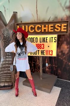 Create a simple yet cute outfit with a dress and cowboy boots for an effortlessly chic and aesthetic look that will surely turn heads. Embrace your inner cowgirl with this trendy and versatile ensemble that's perfect for any occasion. Nashville Outfit, Colored Boots, Styling Guide