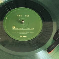 a green record with the word sza ch on it