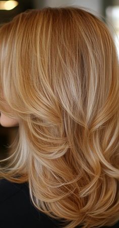 Find your perfect honey blonde hair color with 24 chic and elegant ideas. These honey blonde hair color options range from subtle highlights to deep, rich tones, offering a variety of choices to enhance your hair with a beautiful, sunlit glow. Champagne Blonde Hair With Highlights, Honey Color Hair, Honey Coloured Hair, Honey Golden Blonde Hair, Honey Blonde Hair Color Ideas, Blonde Balayage Ideas, Honey Blonde Balayage, Yellow Blonde Hair, Champagne Blonde Hair