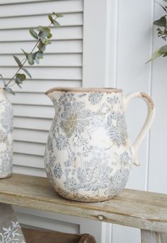 Coastal Home Interior, Cottage Core Interior, England Farmhouse, New England Furniture, England Country, White Lighthouse, New England Farmhouse, Vase Blue, Jug Vase