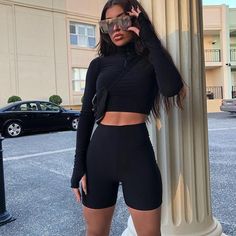 Biker Shorts Outfit, Fest Outfits, Looks Pinterest, Crop Top And Shorts, Fashion Weeks, Black Women Fashion, Trend Fashion, Shorts With Tights, Autumn Fashion Women